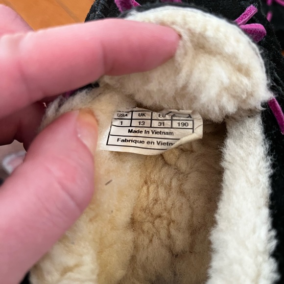 Black UGG slippers size 1 - Picture 4 of 4